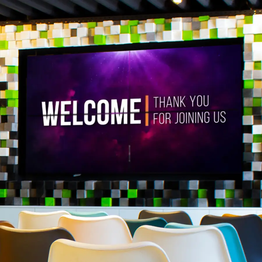 Großes Präsentationsdisplay mit Begrüßung zur Tagung.