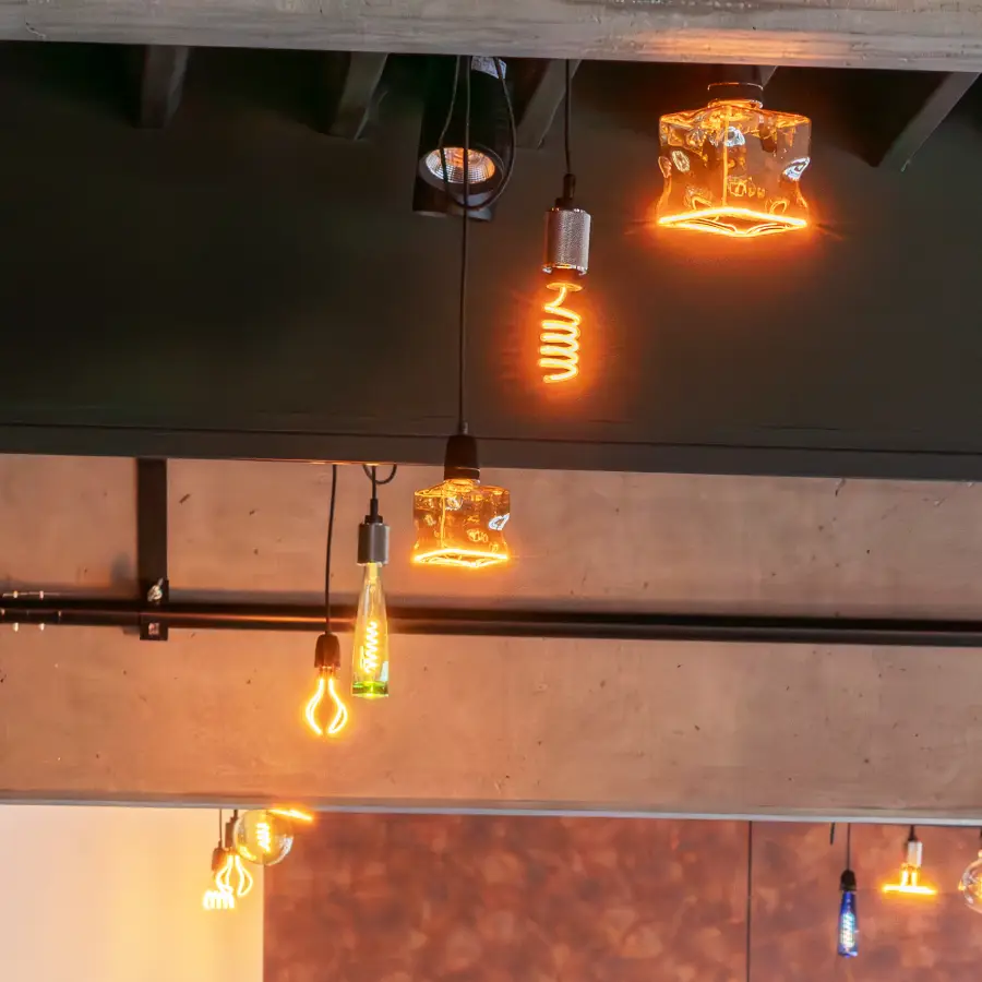 Glühbirnen an der Decke, die in Retro-Optik gestaltet sind und warmes Licht abgeben.