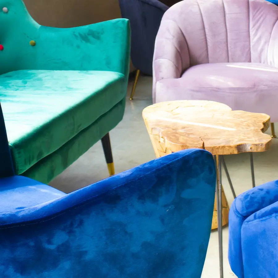 Gemütliche Loungesesel um einen kleinen Holztisch.